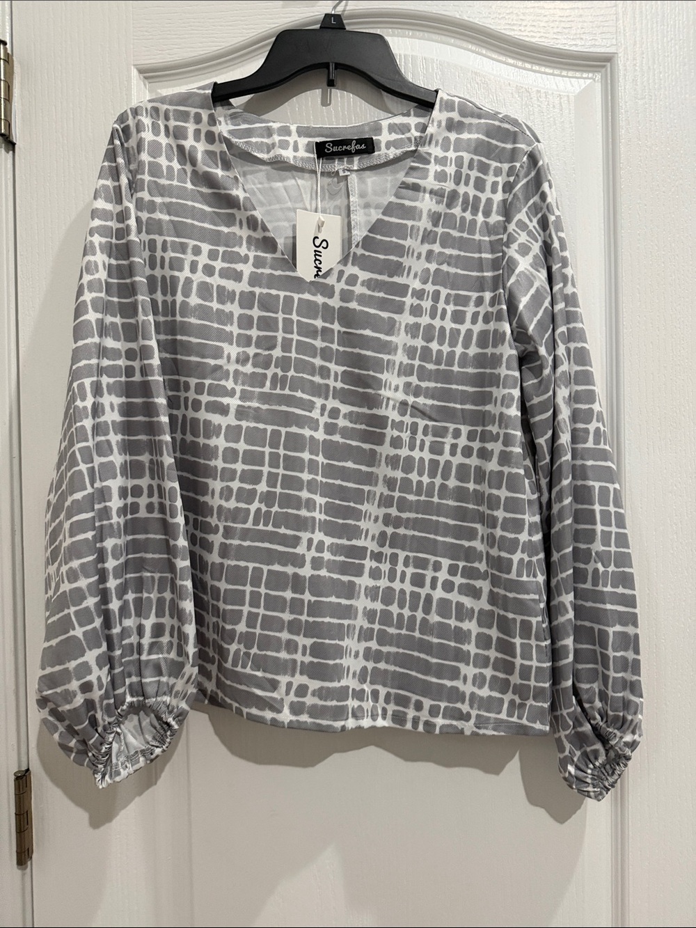 Sucrefas Sz S Gray White V-Neck long sleeve Blouse NWT